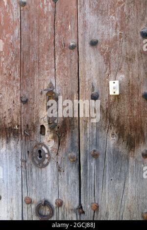 Tür, Holz, Schloss, Türknopf, Bügeleisen, Alt, alte Tür, altes Schloss, Detailschloss, geschlossen, Eisen-Ornamente, ländlich, Hintergrund, Abdeckung, Verschleiß, Eingang, Holztür, Stockfoto