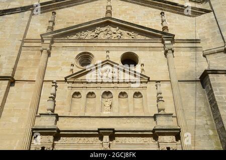 Die Pfarrkirche der Asunción de Cretas (Provinz Teruel, Spanien) ist ein gotisch-Renaissance-Gebäude aus dem 16. Jahrhundert, das aus Quaderstein erbaut wurde und sich bildet Stockfoto