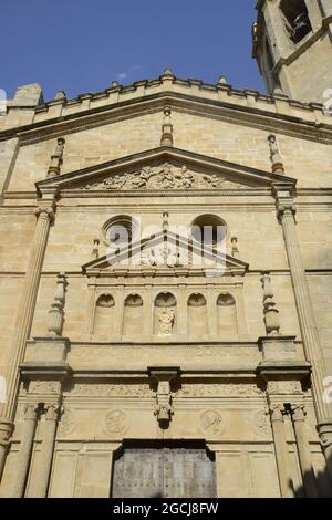 Die Pfarrkirche der Asunción de Cretas (Provinz Teruel, Spanien) ist ein gotisch-Renaissance-Gebäude aus dem 16. Jahrhundert, das aus Quaderstein erbaut wurde und sich bildet Stockfoto