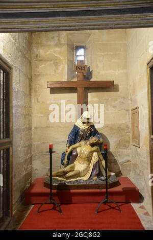 Die Pfarrkirche der Asunción de Cretas; Innenraum der Kapelle, Figur der Maria Magdalena mit Jesus von Nazareth am Fuße des Kreuzes, Matarraña; Ter Stockfoto