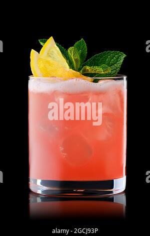 Variation von Whiskey sauer Cocktail mit Grapefruitsirup isoliert auf schwarzem Hintergrund Stockfoto