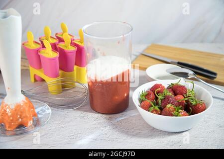 Hausgemachte Eiscreme mit Beeren zubereiten. Stockfoto