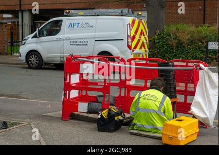 Slough, berkshire, Großbritannien. August 2021. Ein Ingenieur trägt einen wichtigen Mitarbeiter, während er im Job ist. Quelle: Maureen McLean/Alamy Stockfoto