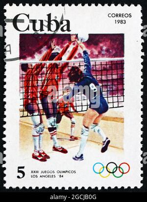 KUBA - UM 1983: Eine in Kuba gedruckte Briefmarke zeigt Volleyball, Olympische Sommerspiele 1984, Los Angeles, um 1983 Stockfoto