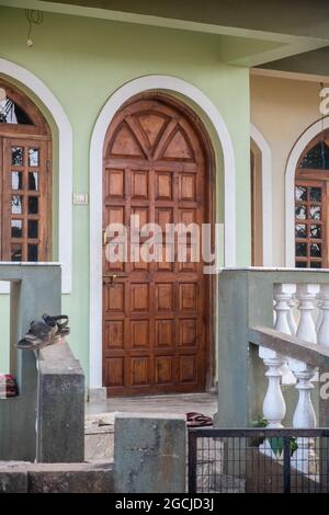 Veranda eines indischen Mehrfamilienhauses, Goa, Indien Stockfoto