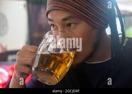 Mann trinkt traditionelles Pint echtes Ale Bier. Stockfoto