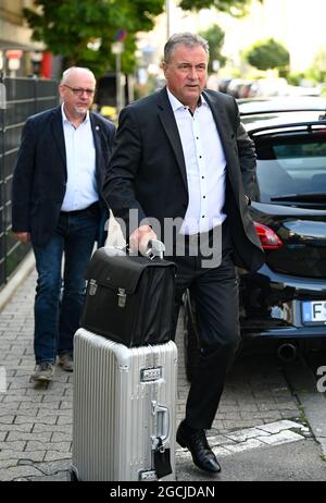 09. August 2021, Hessen, Frankfurt/Main: Claus Weselsky (r), Vorsitzender der Deutschen Lokomotivführer-Union (GDL), geht zur GDL-Zentrale. Anfang Juni hatte die GDL die Tarifverhandlungen für gescheitert erklärt und eine Streikabstimmung durchgeführt. Von der Gewerkschaft wird erwartet, dass sie einem Eisenbahnstreik ein klares Ja gibt. Foto: Arne Dedert/dpa Stockfoto