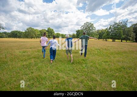 Eine Gruppe von Jugendlichen, die in den Park. Stockfoto