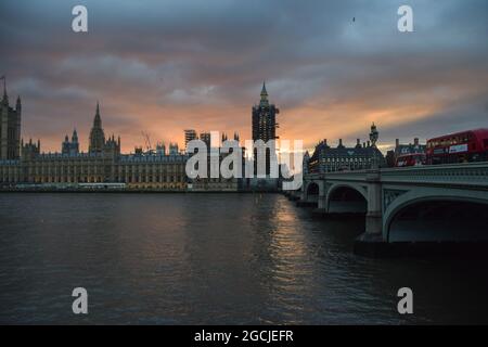 Ein dramatischer Sonnenuntergang über den Houses of Parliament. London, Großbritannien, 17. März 2021. Stockfoto