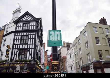 „Pflegen SIE eine soziale Distanz“ in Soho während der Coronavirus-Pandemie. London, Großbritannien März 2021. Stockfoto