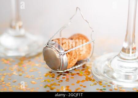 Sektkorken, Gläser und Konfetti aus nächster Nähe Stockfoto