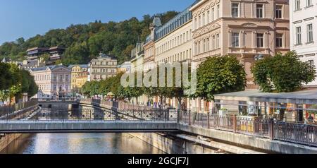 Panorama der Einkaufsstraße am Zentralkanal in Karlovy Vary, Tschechien Stockfoto