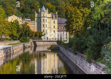 Fluss Tepla mit historischen Gebäuden und Herbstfarben in Karlovy Vary, Tschechische Republik Stockfoto