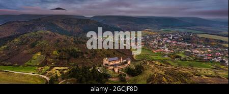 Boldogko, Ungarn - Luftpanoramik von der Burg Boldogko (Boldogko vara/Boldogkovaralja) in der Herbstsaison mit Zemplengebirge im Hintergrund Stockfoto