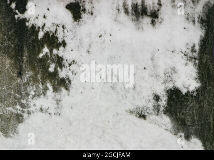 Graue und grungige Marmorplatte mit dunklen Flecken Stockfoto