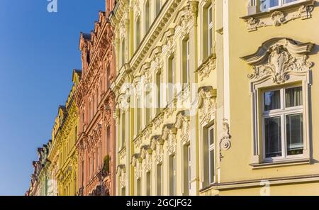 Bunt dekorierte Fassaden historischer Häuser in Karlovy Vary, Tschechische Republik Stockfoto