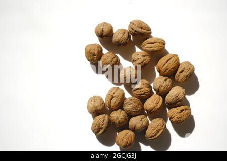 Nahaufnahme von ungeschälten Walnüssen Stockfoto