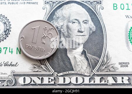 Eine Rubel-Münze vor dem Hintergrund eines Dollars mit einem Porträt von Washington Stockfoto