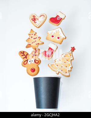 Draufsicht auf hausgemachte Weihnachts-Lebkuchenkekse mit rot-weiß gefärbter königlicher Vereisung und verschiedenen Formen auf weißem Hintergrund dekoriert. Stockfoto