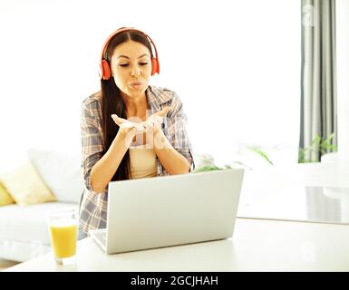 Laptop Frau Computer Kopfhörer Technologie nennen Video Kommunikation online Internet glücklich Stockfoto