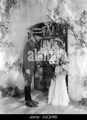 CLARK GABLE und HELEN HAYES in DER WEISSEN SCHWESTER 1933 Regisseur VICTOR FLEMING Roman Francis Marion Crawford Drehbuch Donald Ogden Stewart Kunstregie Cedric Gibbons Kostümdesign Gilbert Adrian Metro Goldwyn Mayer Stockfoto