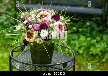 botanik, Sommerstrauß mit und Nigella, ZUR BEGRÜSSUNG/POSTKARTE-VERWENDUNG IN KEIMREDE.C ES KÖNNEN BESTIMMTE EINSCHRÄNKUNGEN GELTEN Stockfoto