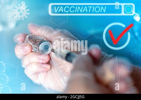 Arzt bereitet sich darauf vor, einen Impfstoff gegen das Virus aus der Nähe zu injizieren Stockfoto