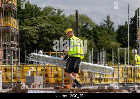 Keepmoat Häuser Bauträger, Entwicklungsstufen der Baustelle. Bauherren beginnen mit dem Bau dieser großen neuen Wohnsiedlung. Keepmoat Homes bauen über 500 neue Gemeinschaftshäuser in Farington, in der Nähe von Leyland, Großbritannien Stockfoto