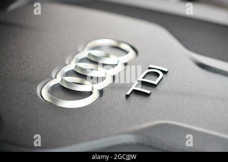 GRODNO, WEISSRUSSLAND - DEZEMBER 2019: Audi A6 4G, C7 2.0 TDI 190 HP 2016 Audi TDI-Logo auf Dieselmotorenraum eines modernen Luxuswagens mit Kopieplatz Stockfoto