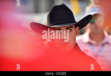 08. August 2021: Der Fahrer der NTT IndyCar Series, Rinus VeeKay, trägt einen Cowboyhut, bevor er vor dem Start des ersten Big Machine Music City Grand Prix in Nashville, TN, in die Fahreraufstellungen eingeführt wird. Austin McAfee/CSM Stockfoto