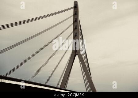 Low-Angle Graustufenaufnahme der schönen Brücke in Düsseldorf, Deutschland über dem Rhein Stockfoto