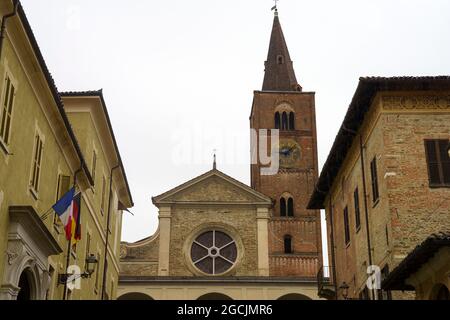Außenansicht der historischen Kathedrale von Acqui Terme, Provinz Alessandria, Piemont, Italien, an einem regnerischen Morgen Stockfoto