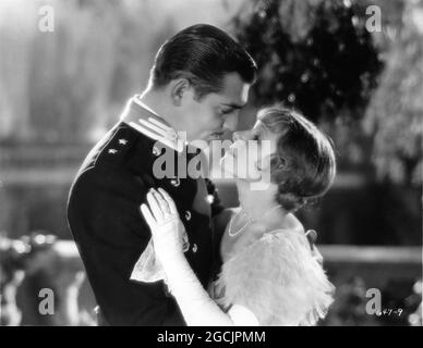 CLARK GABLE und HELEN HAYES in DER WEISSEN SCHWESTER 1933 Regisseur VICTOR FLEMING Roman Francis Marion Crawford Drehbuch Donald Ogden Stewart Kunstregie Cedric Gibbons Kostümdesign Gilbert Adrian Metro Goldwyn Mayer Stockfoto