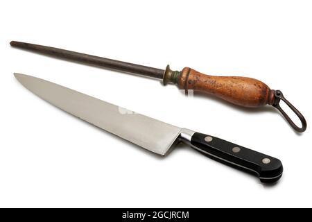 Metzgerei verwendet Messer und Schärfstab isoliert auf weißem Hintergrund Stockfoto