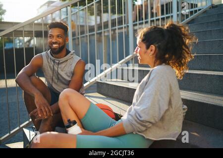 Mann und Frau Freunde tun Sport im Freien in der Stadt, reden. Stockfoto