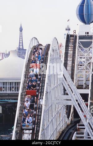 Der Große Wagen. Eine weltberühmte klassische Achterbahn aus Holz. Blackpool Pleasure Beach, Lancashire, England, Großbritannien. Ca. 1980 Stockfoto