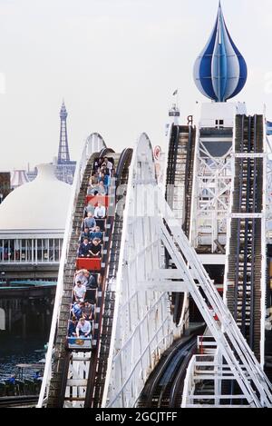 Der Große Wagen. Eine weltberühmte klassische Achterbahn aus Holz. Blackpool Pleasure Beach, Lancashire, England, Großbritannien. Ca. 1980 Stockfoto