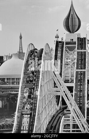 Der Große Wagen. Eine weltberühmte klassische Achterbahn aus Holz. Blackpool Pleasure Beach, Lancashire, England, Großbritannien. Ca. 1980 Stockfoto