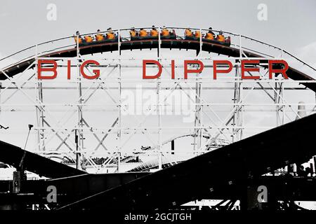 Der Große Wagen. Eine weltberühmte klassische Achterbahn aus Holz. Blackpool Pleasure Beach, Lancashire, England, Großbritannien. Ca. 1980 Stockfoto