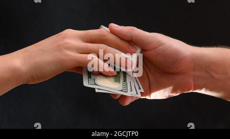 Addict kauft eine Dosis Drogen, weißes Pulver in einem Beutel auf schwarzem Hintergrund. Neu Stockfoto