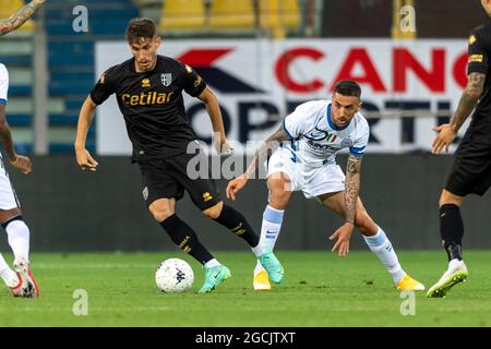 Maxime Busi (Parma) Matias Vecino Falero (Inter) Während des italienischen Freundschaftsspiels zwischen Parma 0-0-2 Inter im Ennio Tardini Stadion am 8. August 2021 in Parma, Italien. (Foto von Maurizio Borsari/AFLO) Stockfoto