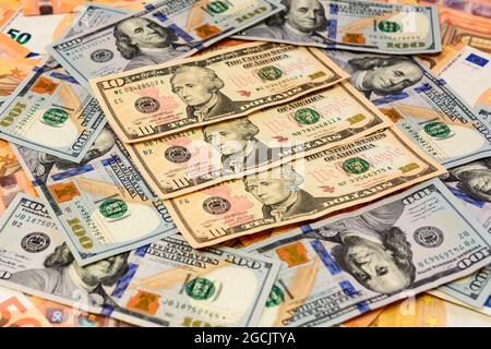 Viele Dollar und Euro, Textur des Geldes, der Vorteil des Euro gegenüber dem Dollar. Neu Stockfoto