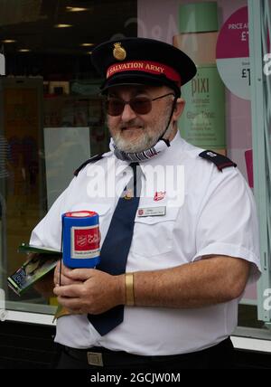 Chris, der ein Hauptoffizier der Heilsarmee ist, der in der Straße von Bognor Regis posiert, Stockfoto