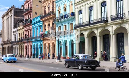 Historische Gebäude, bunte Architektur und Oldtimer in Paseo de Marti, La Habana Vieja, Alt-Havanna, Kuba Stockfoto