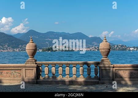 Blick auf Isola Madre und Verbania von Isola Bella, Stresa, Lago Maggiore, Piemont, Italien Stockfoto