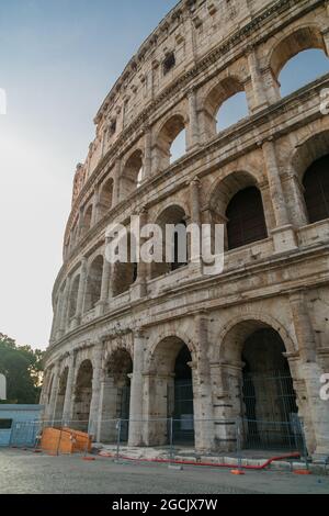 Kolosseum in Rom, Italien bei Sonnenaufgang. Architektur und Wahrzeichen Roms. Stockfoto