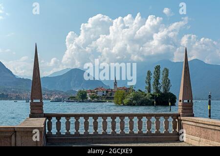 Blick auf die Isola dei Pescatori von Isola Bella, Stresa, Lago Maggiore, Piemont, Italien Stockfoto