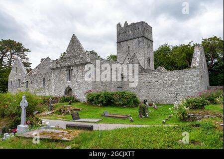 Killarney, Irland - 10. Jul 2021: Muckross Abbey und Friedhof in Killarney. Stockfoto