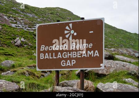 Ballaghbeama Gap, Irland - 9. Juli 2021: Das Straßenschild auf der Spitze von Ballaghbeama Gap in den Bergen von Kerry, Irland Stockfoto
