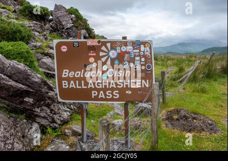 Ballaghasheen, Irland - 9. Juli 2021: Das Straßenschild am Gipfel des Balaghasheen Passes in der Grafschaft Kerry Mountains Stockfoto